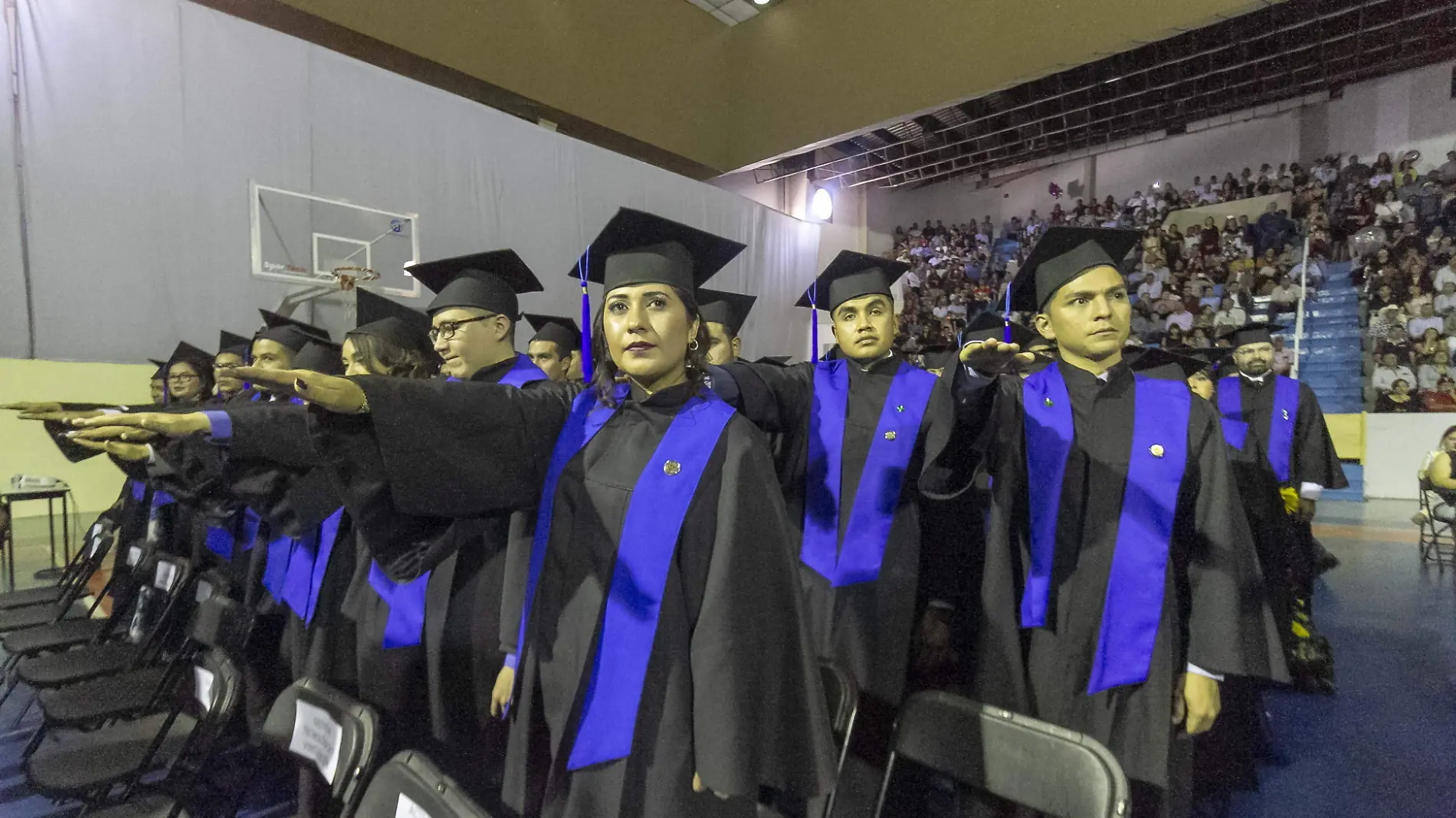 Los egresados tomaron protesta para conducirse con honestidad en el desempeño de su profesión.